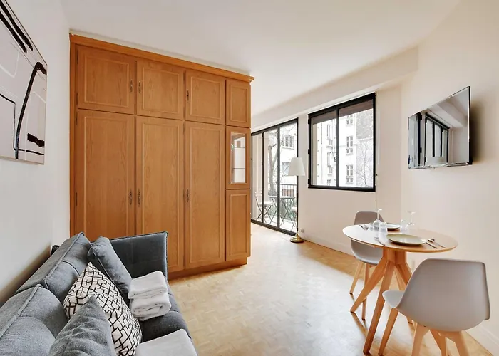 Haven Of Peace With Balcony Near Etoile Porte Maillot